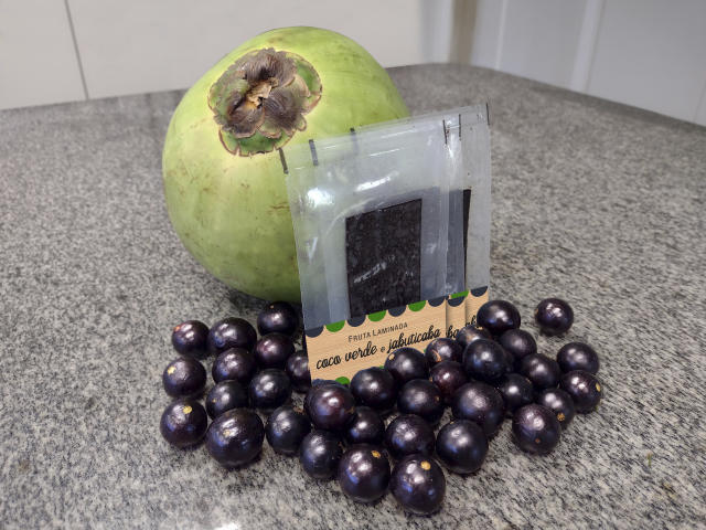 Imagem de Fruta laminada de jabuticaba e coco verde